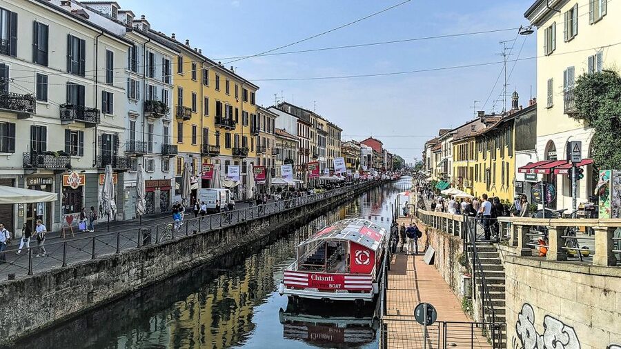 Milan: Navigli District Canal Boat Tour with Aperitivo - Darsena and Naviglio Pavese photo stops