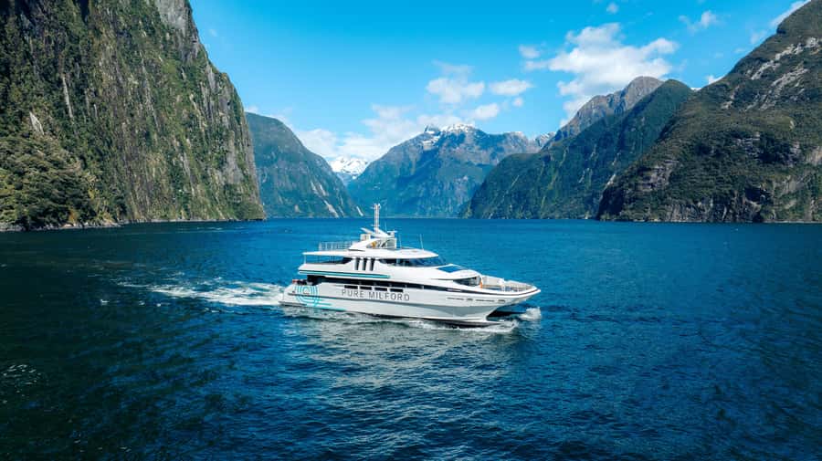 Milford Sound: Nature Cruise on a Modern Catamaran - A modern boat for a very old fiord
