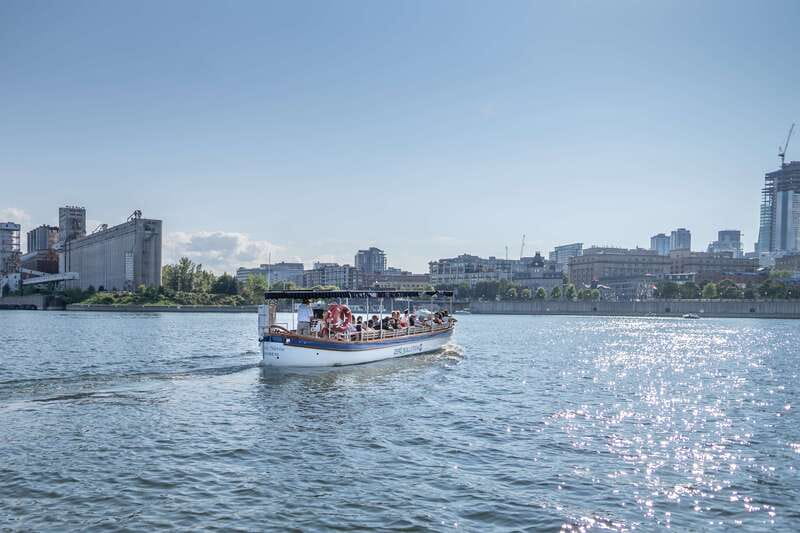 Montreal: Electric Boat Cruise with Onboard Drinks - How the bilingual commentary works