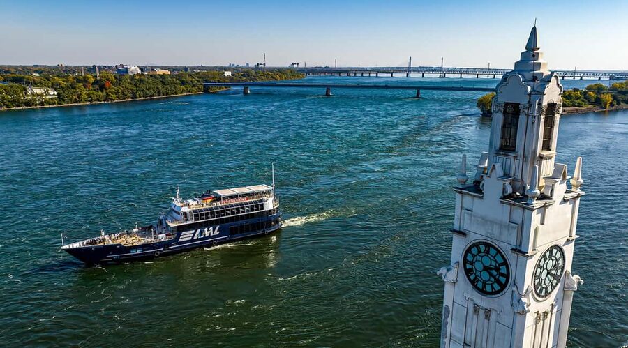 Montréal: Guided Sightseeing River Cruise - The guide and the language options