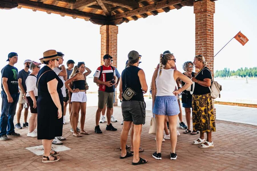 Murano & Burano Guided Tour by Private Boat with Glassmaking - Key points at a glance