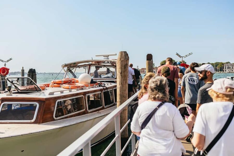 Murano & Burano Guided Tour by Private Boat with Glassmaking - Burano: painted houses and patient lacework