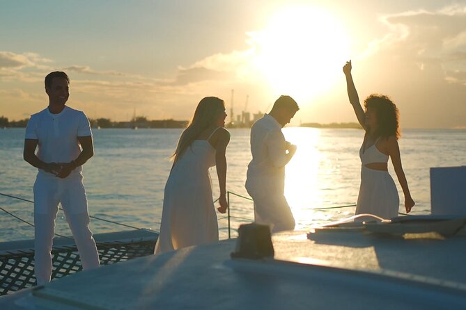 Nassau: Sunset Dinner Cruise - From Slip #7 to the waters around Paradise Island
