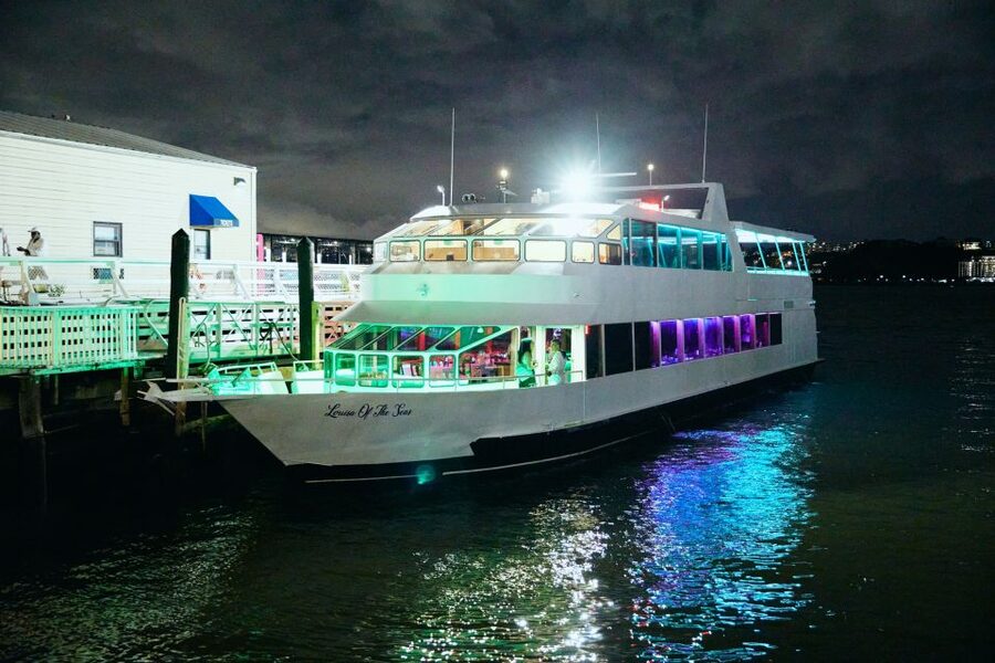 New York City: Gourmet Dinner Cruise with Live Music - Should you book the Louisa of the Seas?