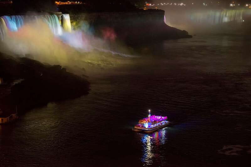 Niagara Falls, Canada: Evening Fireworks Cruise - How crowded will the boat feel?