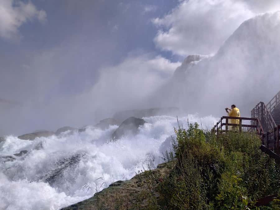 Niagra Falls, USA Side: Boat, Cave and Shuttle pass Tour - The guide can make or break the pace