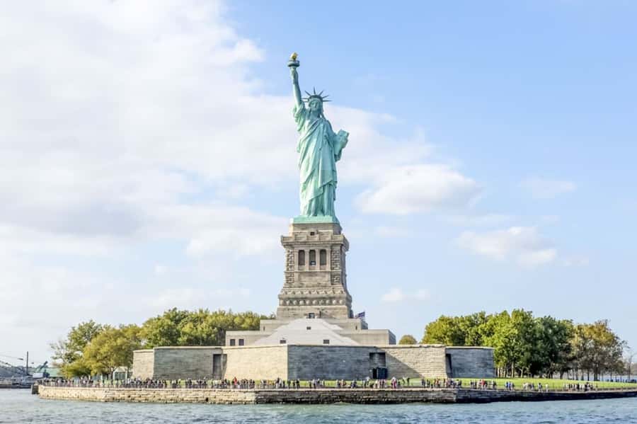 NYC: Circle Line 1-Hr Statue of Liberty Skip-The-Line Cruise - Midtown sights from the water