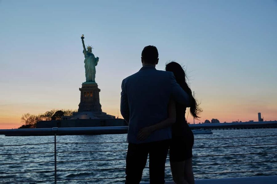 NYC: City Cruises Luxury Brunch, Lunch or Dinner Cruise - Dinner dress rules and the right occasion