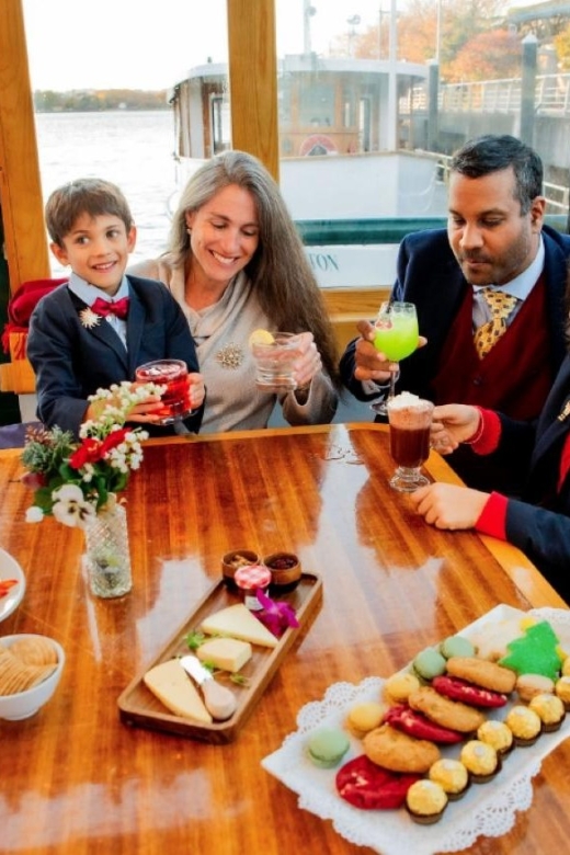 NYC: Holiday Yacht Cruise with Jazz, Cocoa & Carols - Should you book the Holiday Yacht Cruise?