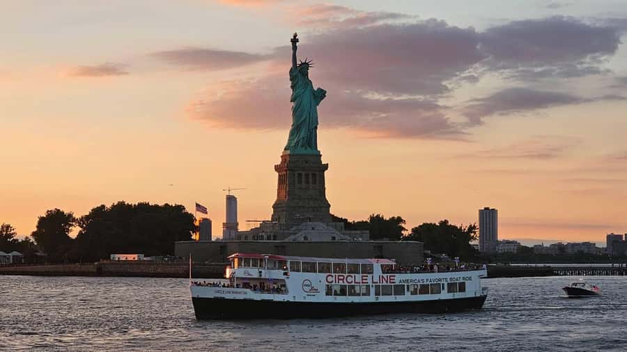 NYC: Statue of Liberty Sunset Cruise Skip-the-Line Ticket - Choosing the right seat for sunset photos
