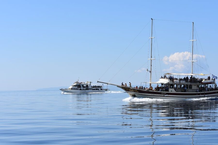 Ouranoupoli: Mount Athos Peninsula Sightseeing Cruise - What you see along the western coast