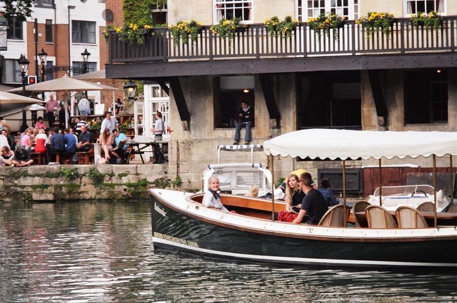 Oxford: Guided Sightseeing River Cruise - Folly Bridge and the first Oxford views