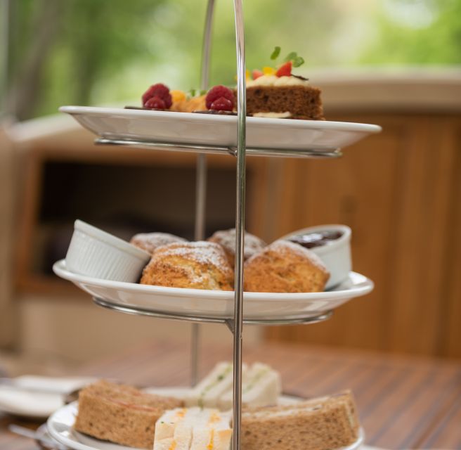 Oxford: Sightseeing River Cruise with Afternoon Tea - Passing Folly Bridge and the boathouses