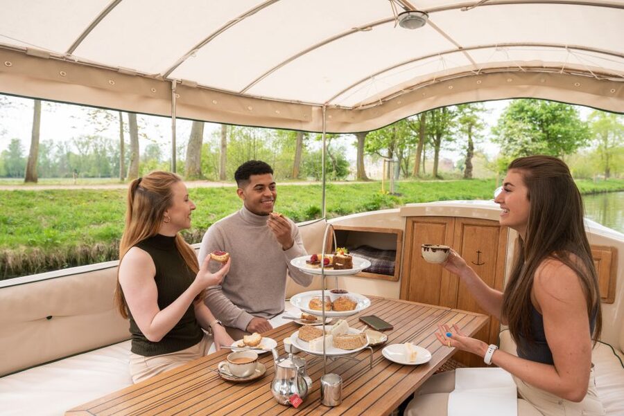 Oxford: Sightseeing River Cruise with Afternoon Tea - Following Oxford’s rowing course