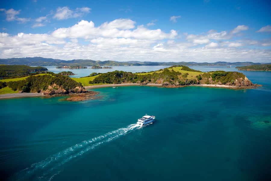 Paihia/Russell: Hole in the Rock, Dolphins & Island Cruise - Cape Brett and the route to Motukōkako
