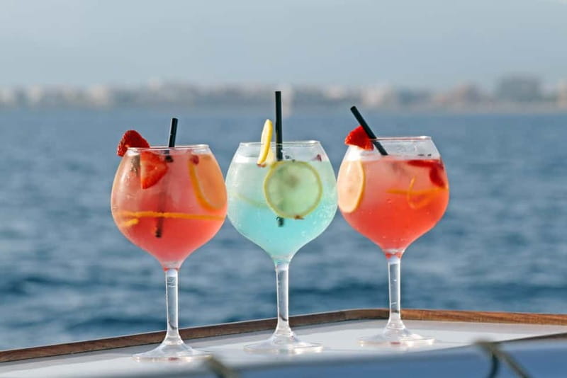 Palma de Mallorca: Deluxe Catamaran Sailing Tour with Meal - Leaving Palma and settling into the Oasis