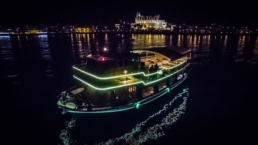 Palma de Mallorca: Night Boat Party with Live DJ - The lower deck dance floor and upper deck break