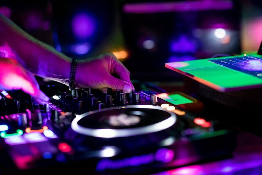 Palma de Mallorca: Night Boat Party with Live DJ - Pizza, drinks, and the real value of $45