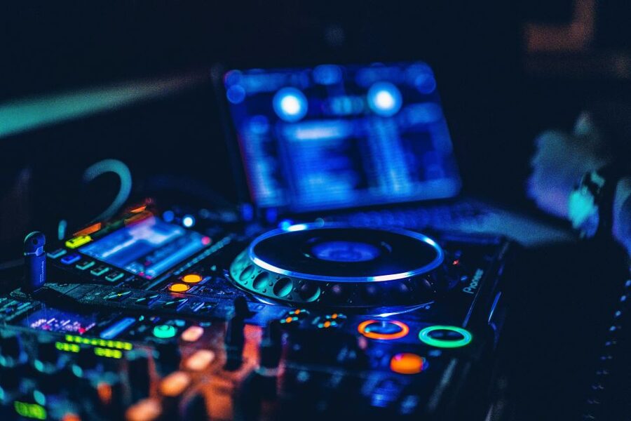Palma de Mallorca: Night Boat Party with Live DJ - Who will enjoy this 2.5-hour cruise