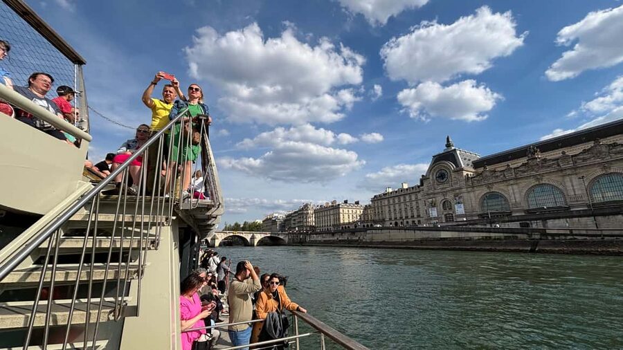 Paris: 1-Hour Seine Cruise departing from the Eiffel Tower - What the commentary is really like