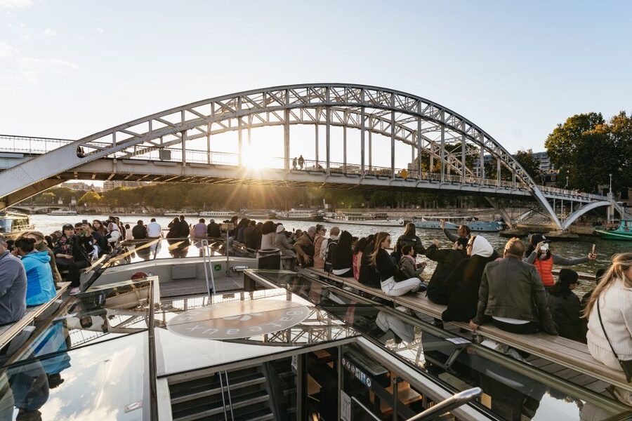 Paris: 1-Hour Sightseeing Cruise and 3-Course Bistro Dinner - The one-hour route along the Seine