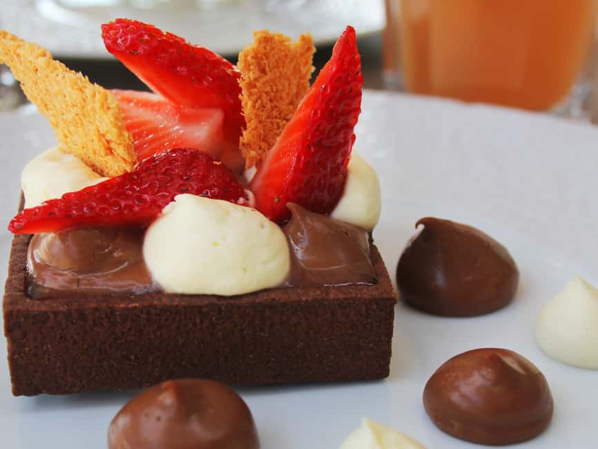 Paris: 1-Hour Sightseeing Cruise and 3-Course Bistro Dinner - Start at Bistro Parisien by the Eiffel Tower
