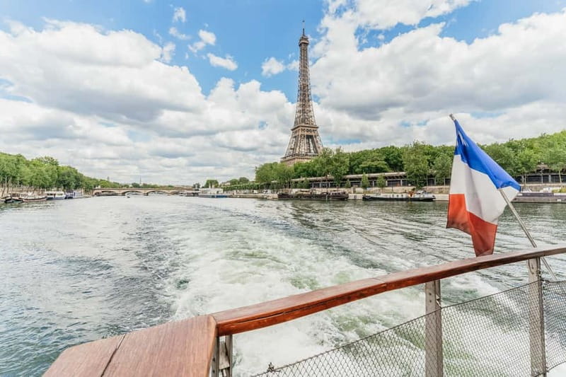Paris: 2-Hour River Seine Lunch Cruise with 3-course-menu - Boarding at the Eiffel Tower