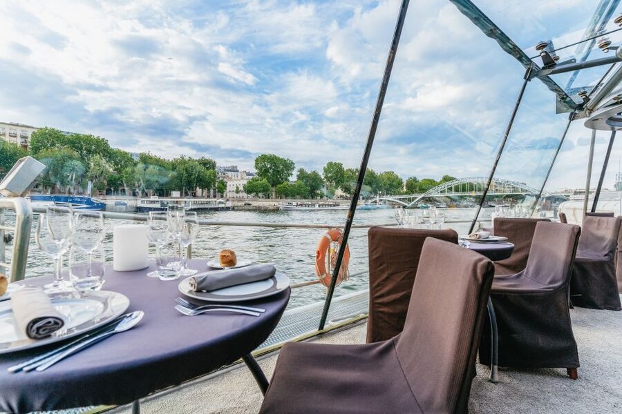 Paris: 3-Course-Dinner Cruise on the Seine with live music - From the Eiffel Tower to Paris after dark