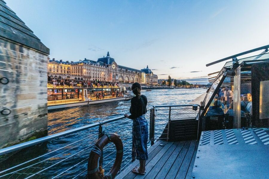 Paris: 3-Course-Dinner Cruise on the Seine with live music - Choosing between the four service levels