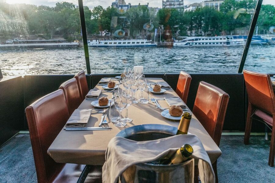 Paris: 3-Course-Dinner Cruise on the Seine with live music - Live music that fits the evening