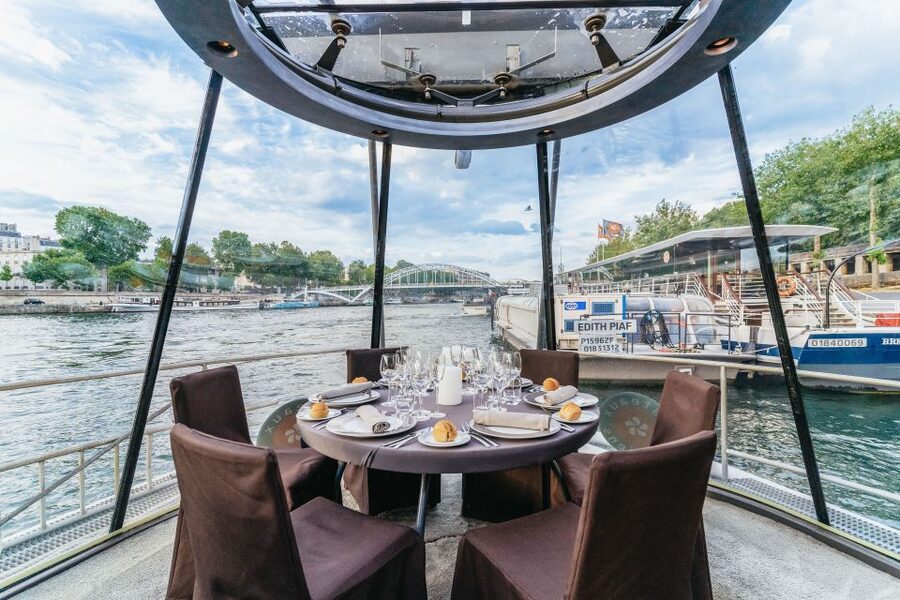 Paris: 3-Course-Dinner Cruise on the Seine with live music - Who will enjoy this cruise most