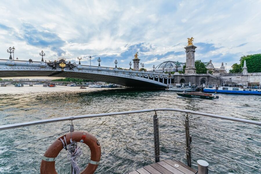 Paris: 3-Course-Dinner Cruise on the Seine with live music - Should you book the Seine dinner cruise?