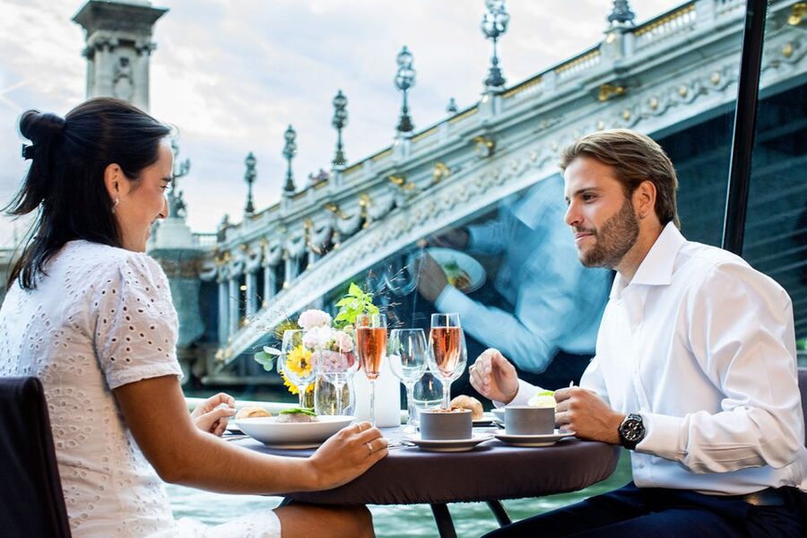 Paris: 3-Course-Dinner Cruise with Wine on the Seine River - A Paris dinner with the city doing the decorating