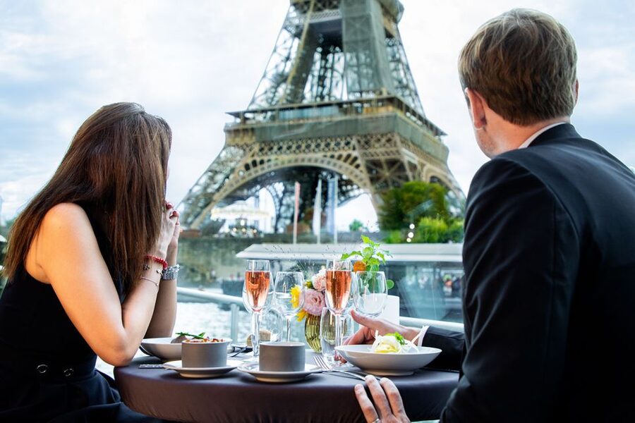 Paris: 3-Course-Dinner Cruise with Wine on the Seine River - What arrives at the table