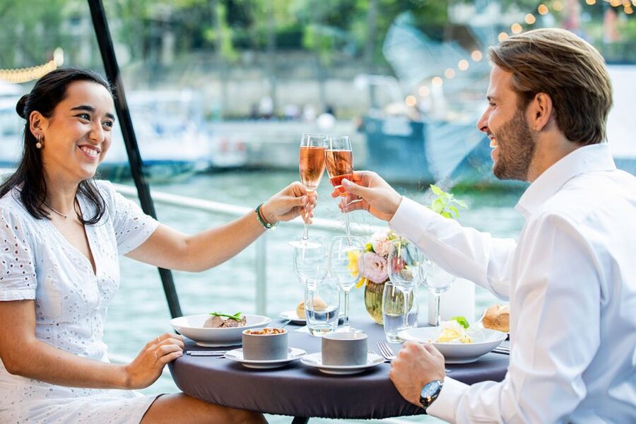 Paris: 3-Course-Dinner Cruise with Wine on the Seine River - Who should book this Seine dinner cruise?