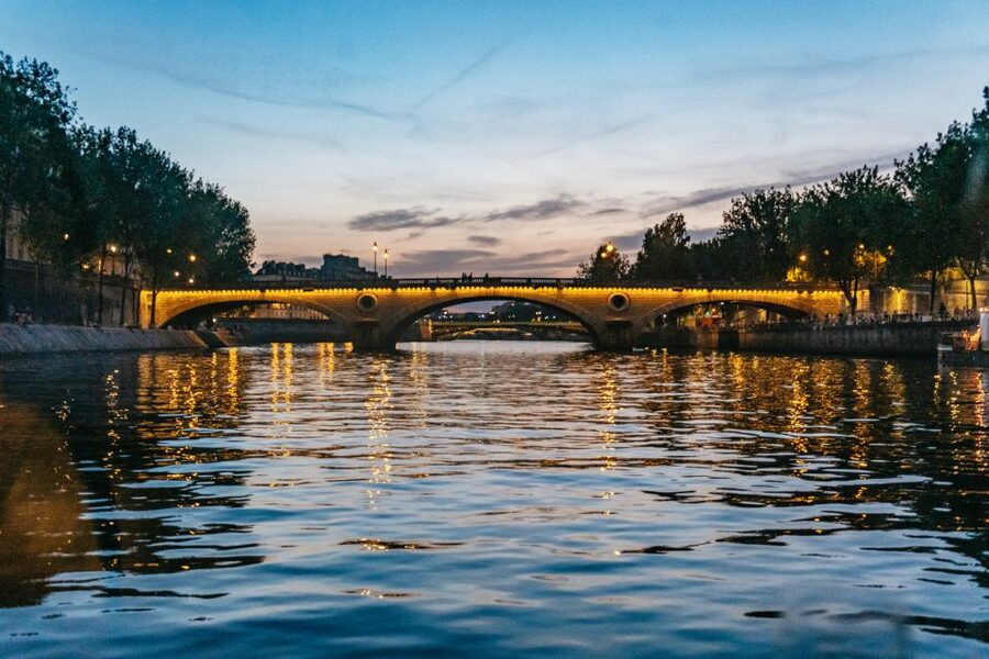 Paris : 3-Course Gourmet Dinner Cruise on Seine River - Who should book this evening cruise?
