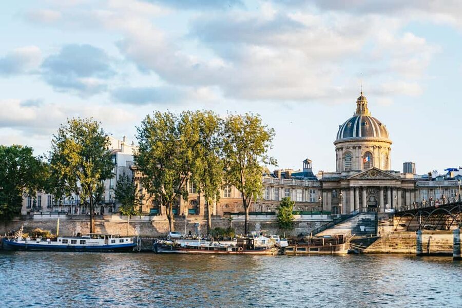 Paris : 3-Course Gourmet Dinner Cruise on Seine River - The early 6:45 PM sailing