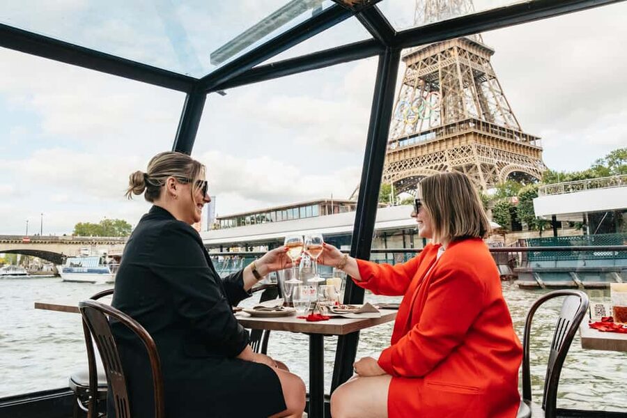 Paris : 3-Course Gourmet Dinner Cruise on Seine River - The 9:15 PM sailing and illuminated Paris