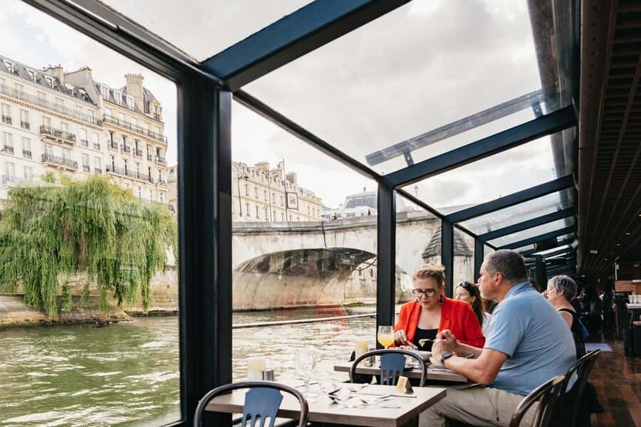 Paris : 3-Course Gourmet Dinner Cruise on Seine River - What comes with the dinner
