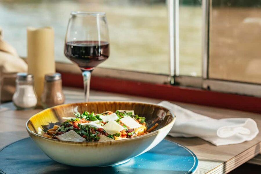 Paris: 3-Course Italian Meal Seine Cruise - A Paris cruise with a plate of pasta