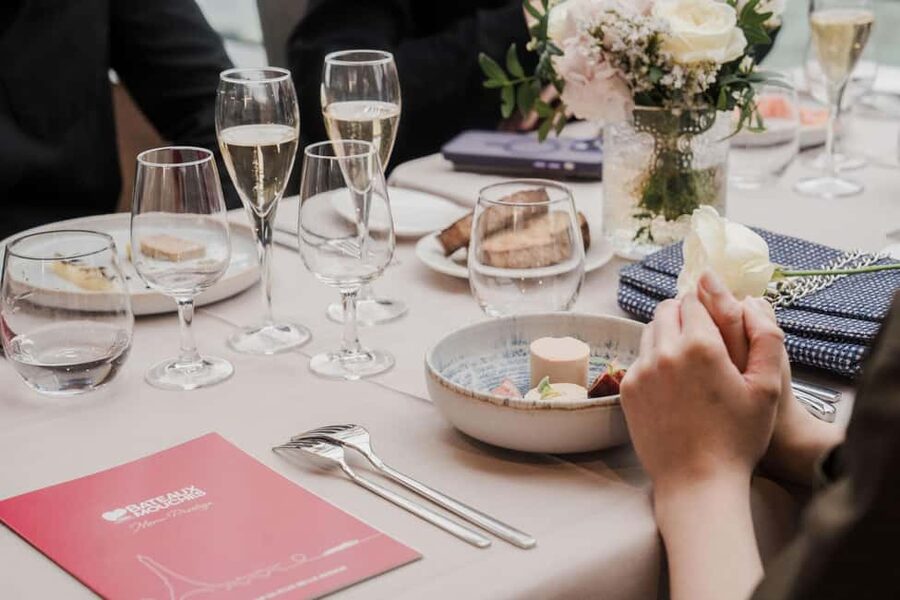 Paris: 4-Course Dinner Cruise on Seine River with Live Music - A Paris dinner with the Seine as your moving backdrop