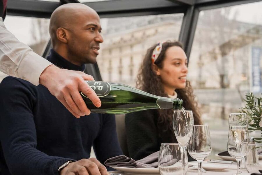 Paris: 4-Course Dinner Cruise on Seine River with Live Music - The route past Paris monuments