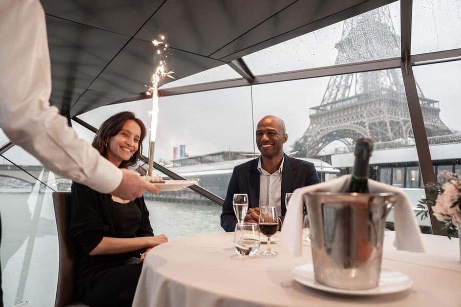 Paris: 4-Course Dinner Cruise on Seine River with Live Music - Piano and violin without a noisy show