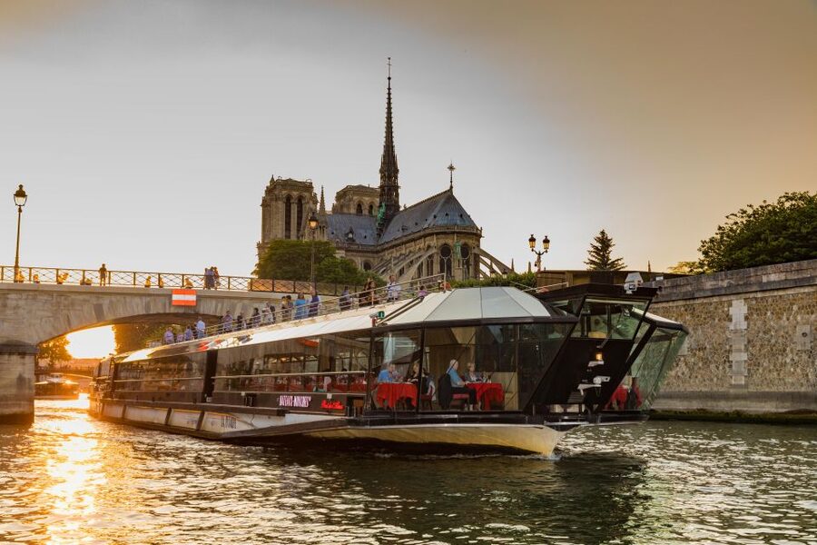 Paris: 4-Course Dinner Cruise on Seine River with Live Music - The first minutes on board