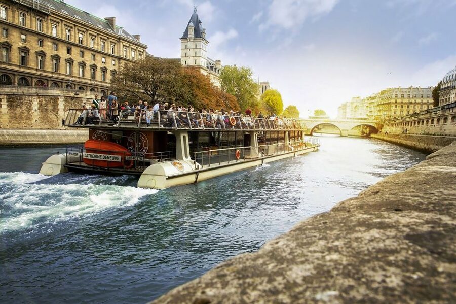 Paris: Day or Sunset Cruise with Drink, Ice Cream or Dessert - The audio guide and what to bring