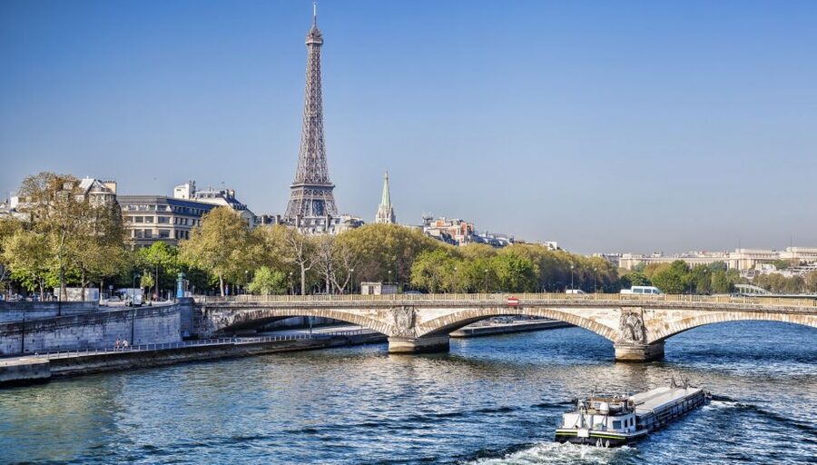 Paris: Eiffel Tower Hosted Tour, Seine Cruise and City Tour - What the guides add, and where the tour becomes self-guided