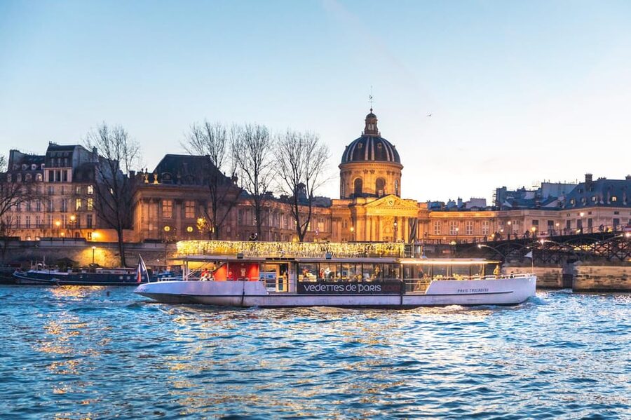Paris: Evening River Cruise with Music - Place de la Concorde, Grand Palais, and the return