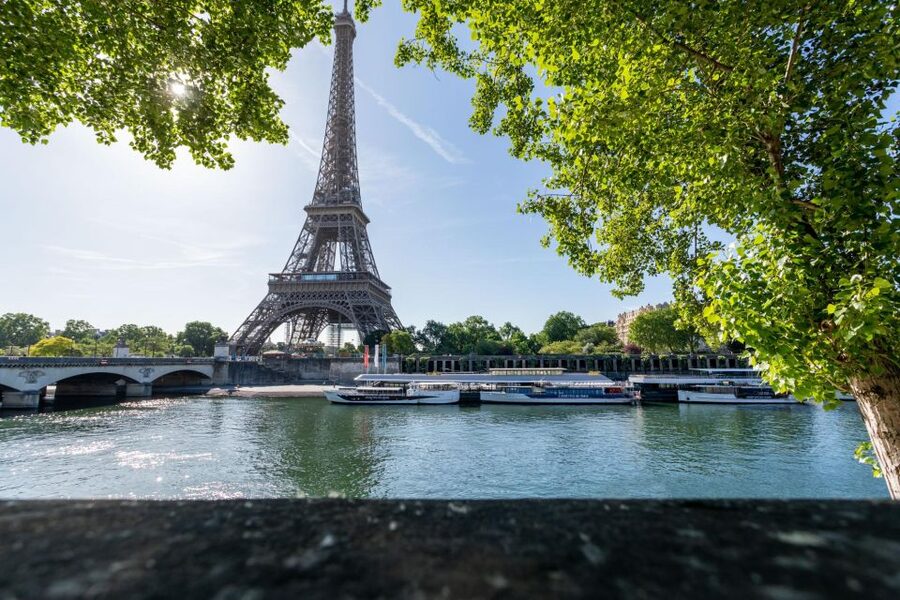 Paris: Fast-Access Seine River Cruise from Eiffel Tower - The Louvre, Place de la Concorde, and Grand Palais