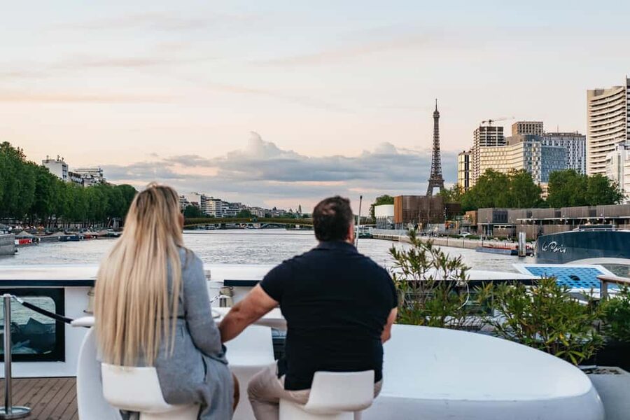 Paris: Gourmet Dinner Cruise on Seine River with Live Music - What kind of Paris evening is this?