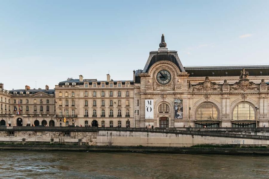 Paris: Gourmet Dinner Cruise on Seine River with Live Music - Musée d’Orsay, the Louvre, and the older heart of Paris